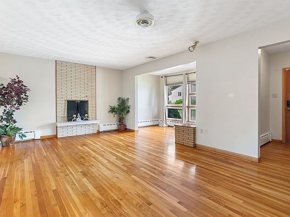 3rd image of 42 Marlboro St