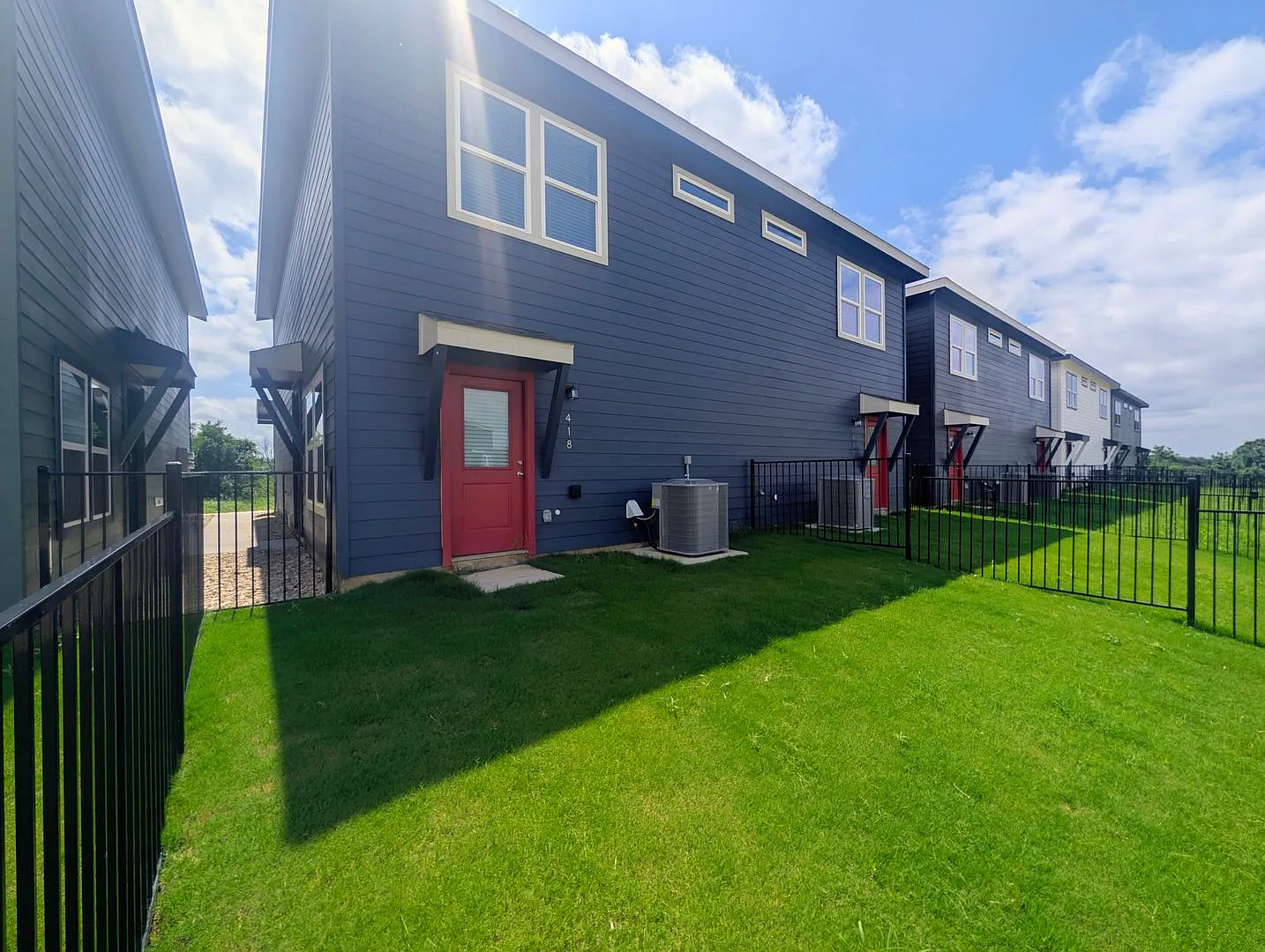 Brand New Duplex in New East Parks Community — Photo 3