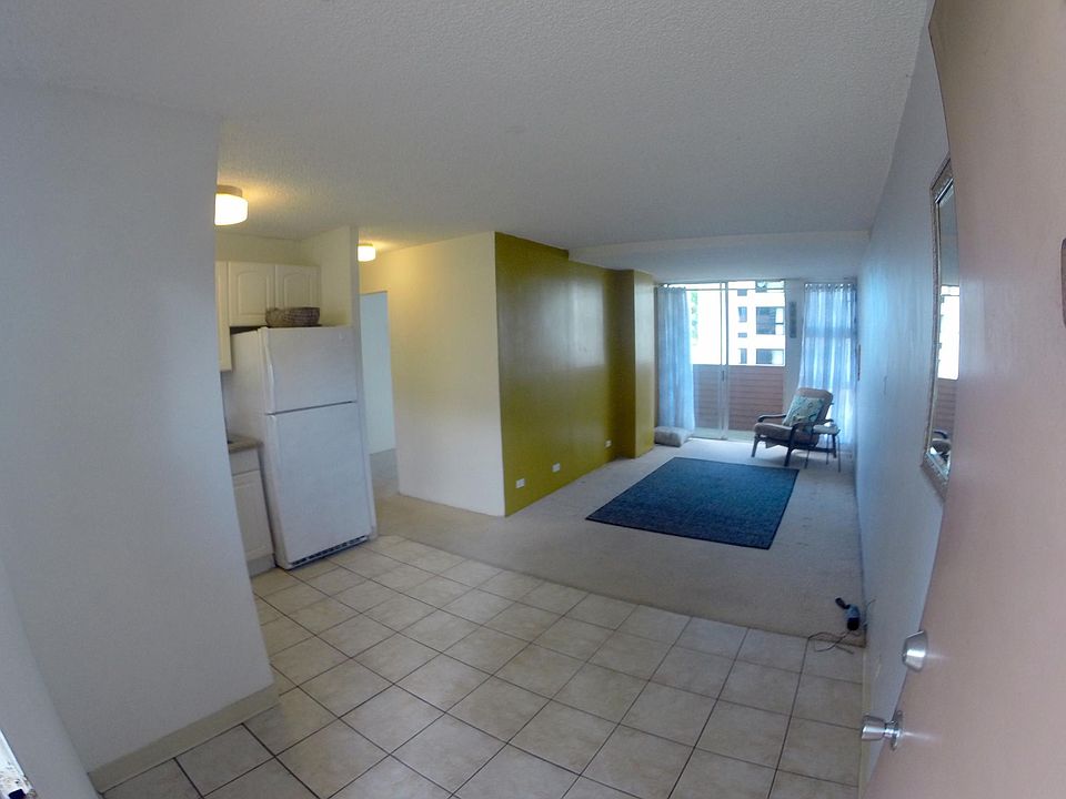 As you enter the apartment you are greeted by trade wind breezes and plenty of space.