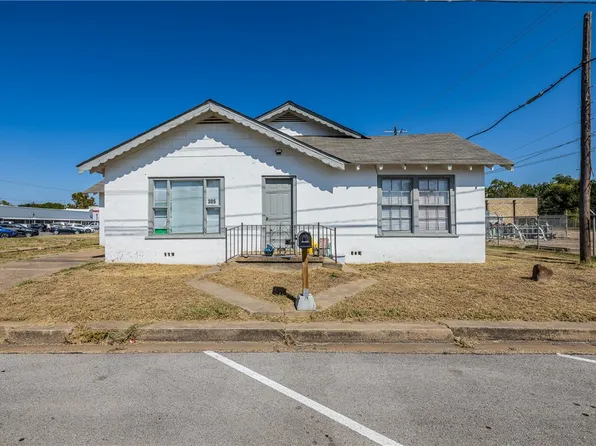 305 Cedar St, Hearne, TX 77859