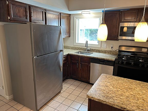 4th image of 12744 Foxhound Dr