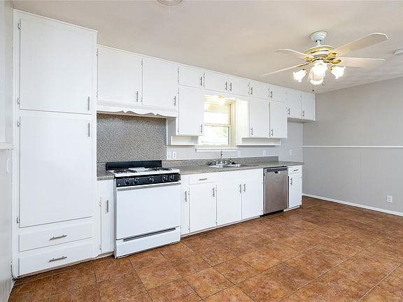 2nd image of 1213 Waggoner Dr