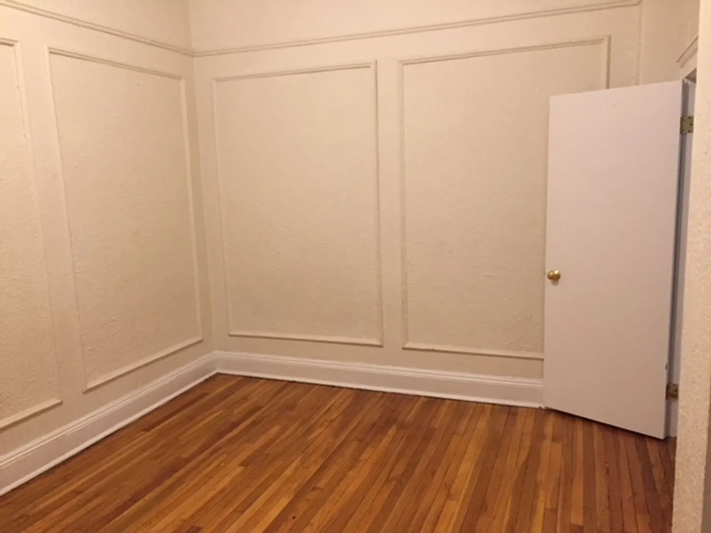 Brighton 1-Split: 2 Bedrooms or 1 Bedroom + Living Room — Photo 4