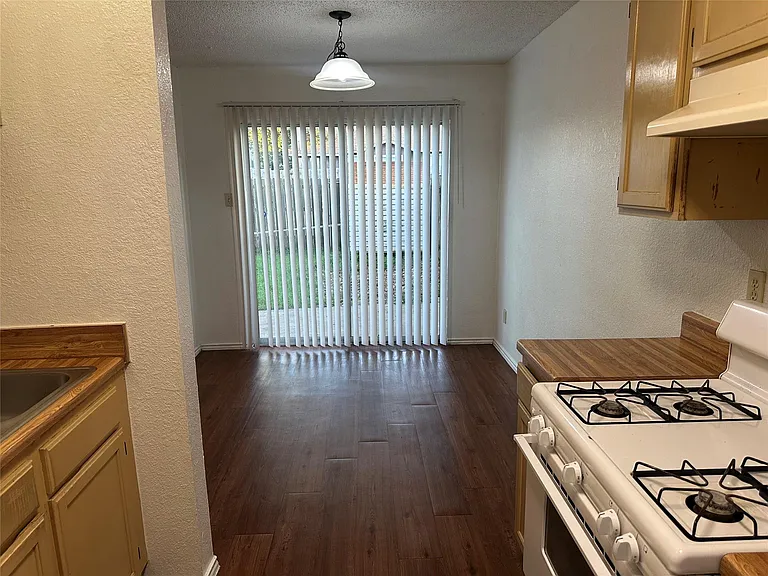 16303 Edgemere Dr — Photo 10