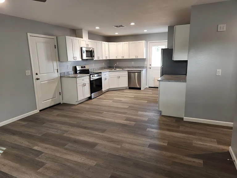 406 E Centre Ave — Photo 3