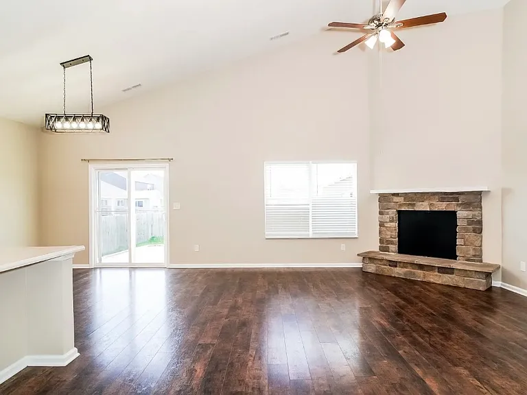 823 Fieldstone Dr — Photo 2