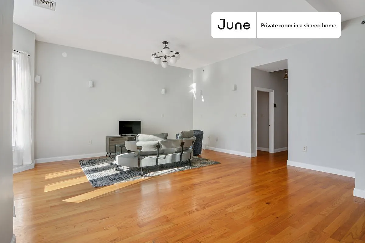 Queen bedroom in 5 bed/2.5 bath home in Roxbury #773 D — Photo 4