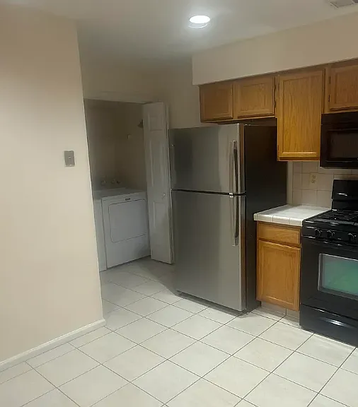 1079 Roseberry Ct — Photo 4