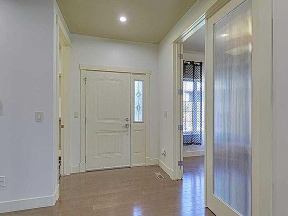4th image of 16 Rockcliff Point NW