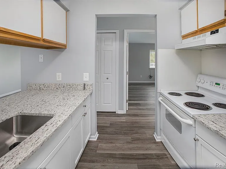 15054 Riverside Dr — Photo 11