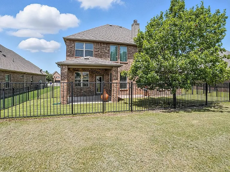 2404 Sabine Cir — Photo 28