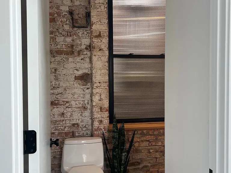 1702 W 19th St #4 — Photo 15