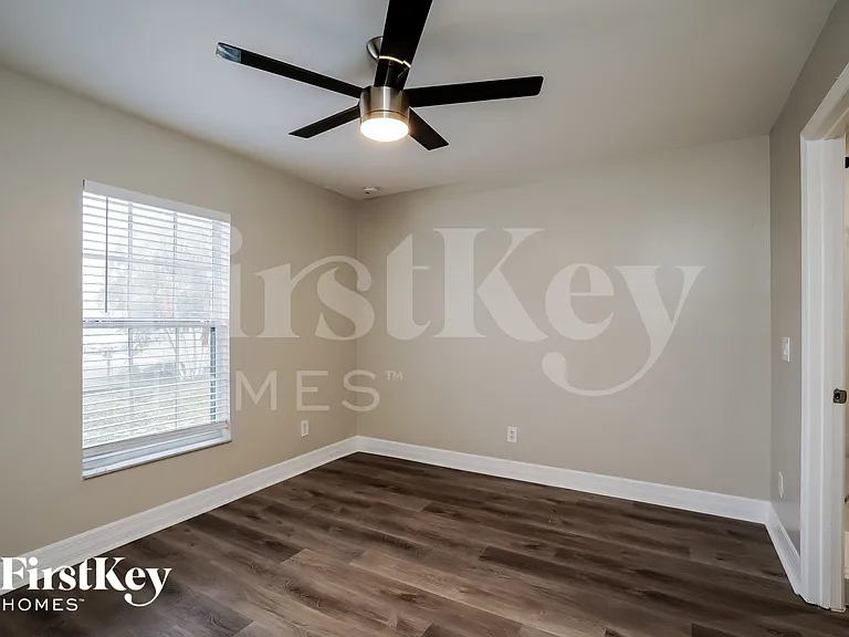 629 NE Juanita Ct — Photo 15