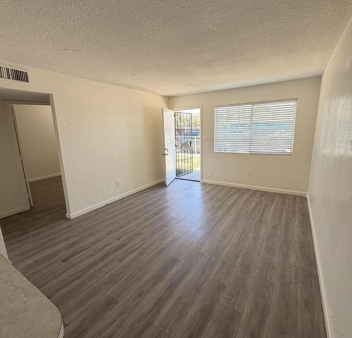 2 bed, 1.0 bath, 710 sqft, $1,150 — Photo 2