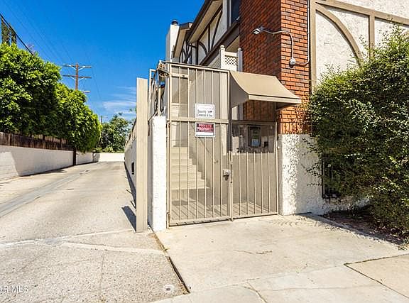 2nd image of 13959 Victory Blvd APT 13