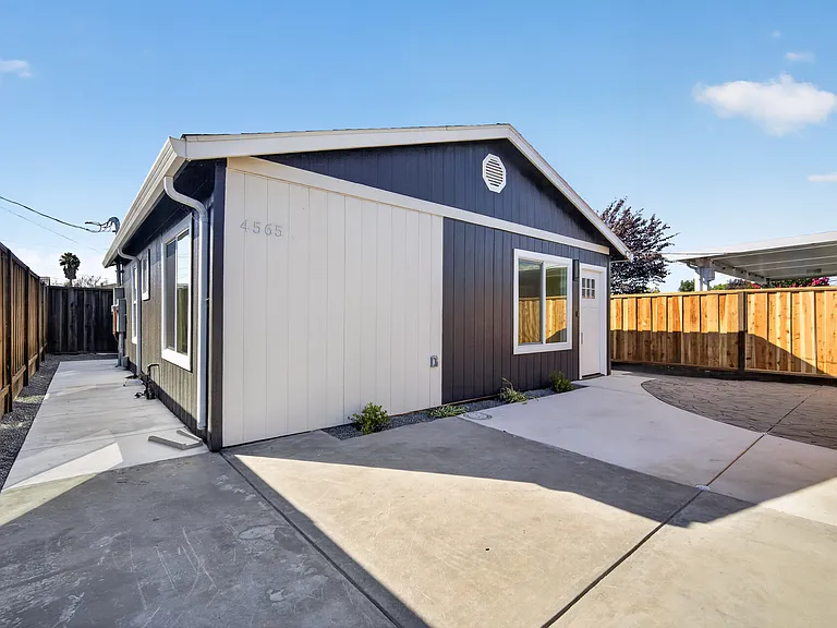 4565 Todd St — Photo 2