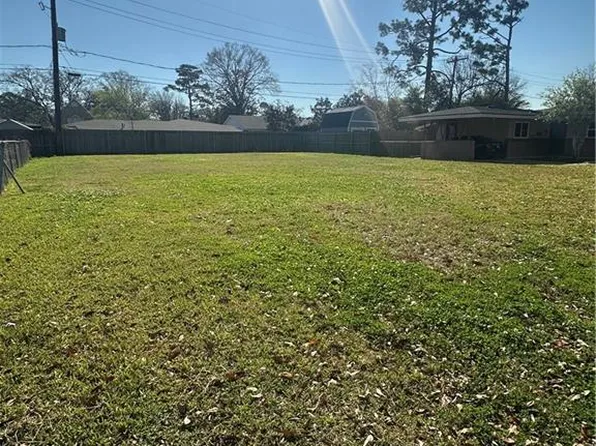 555 Stratford Dr, Harahan, LA 70123