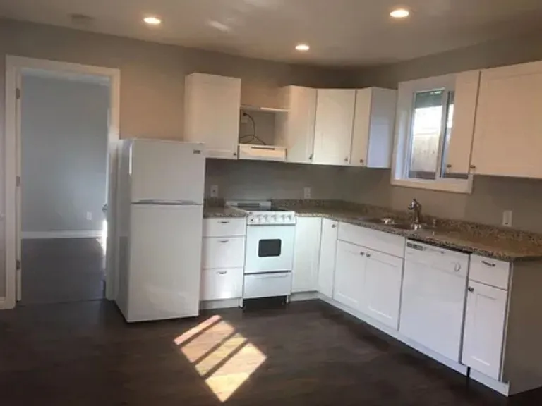725 Russell Dr — Photo 7