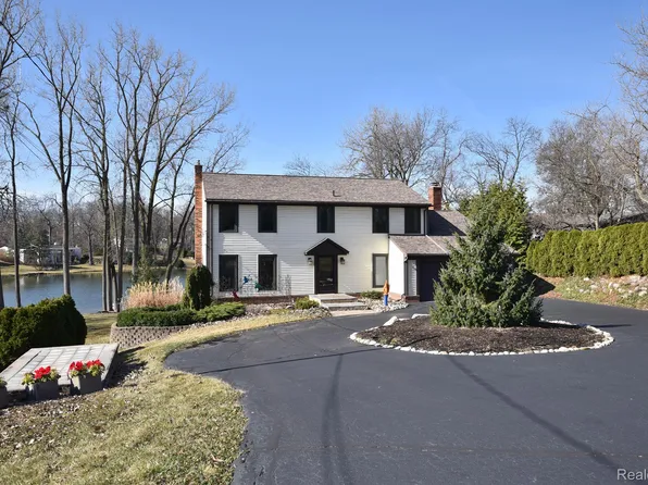 2398 E Hammond Lake Dr, Bloomfield Hills, MI 48302