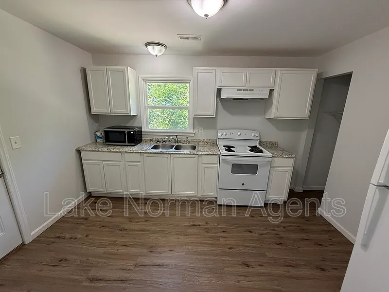 2 bed, 1.0 bath, $1,025 — Photo 3