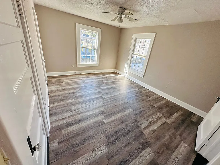 2122 Yancey Ave — Photo 4