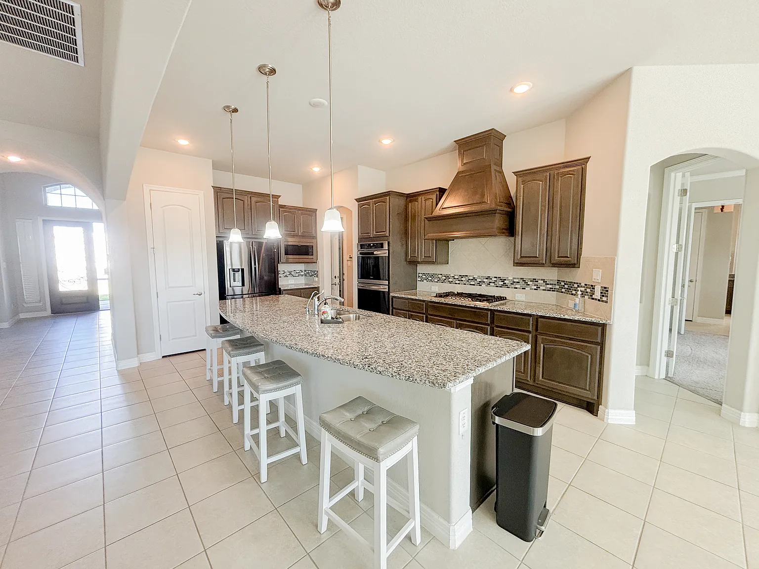 5 bed, 4.5 bath, 4022 sqft, $5,500 — Photo 2