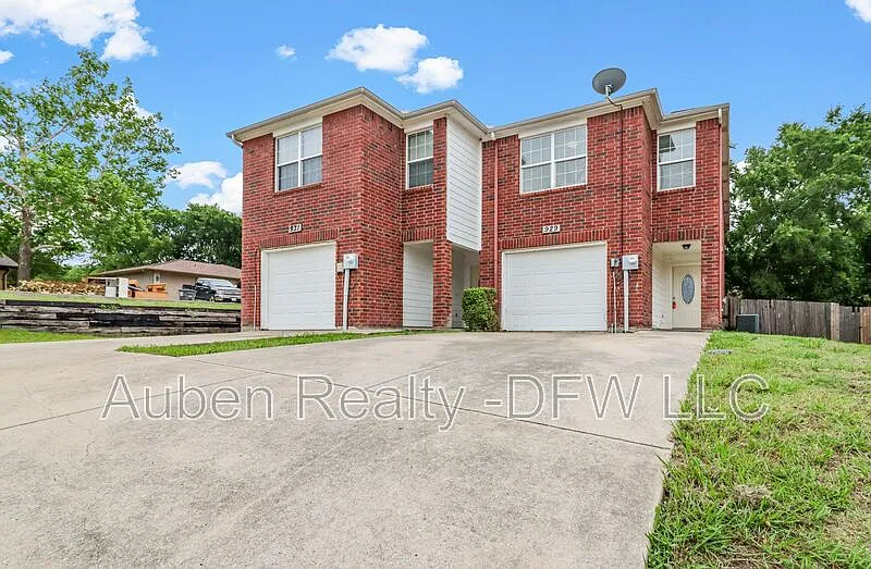3 bed, 2.5 bath, 1527 sqft, $1,550 — Photo 2