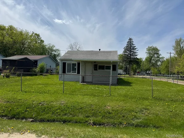 8325 Walter St, Mount Morris, MI 48458