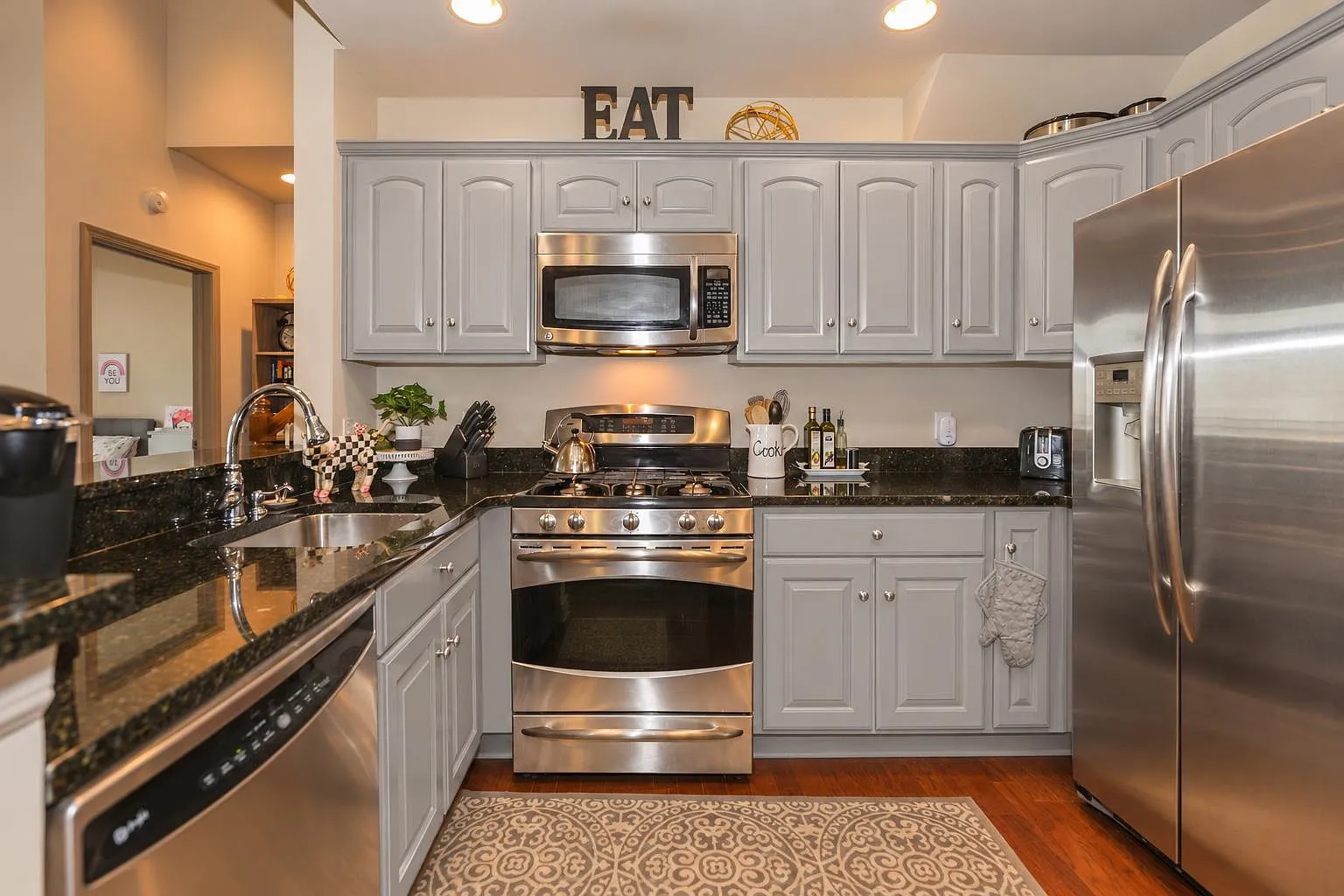 3 bed, 3.0 bath, $4,200 — Photo 3