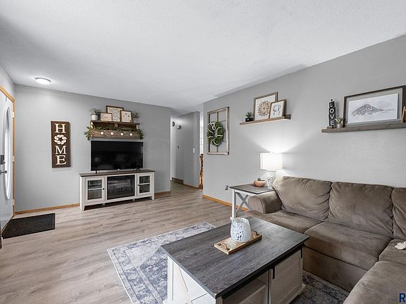 3rd image of 6609 W 47th St