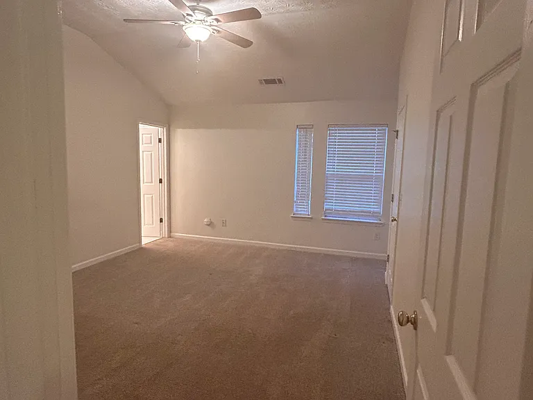1501 Paramount Ln — Photo 4
