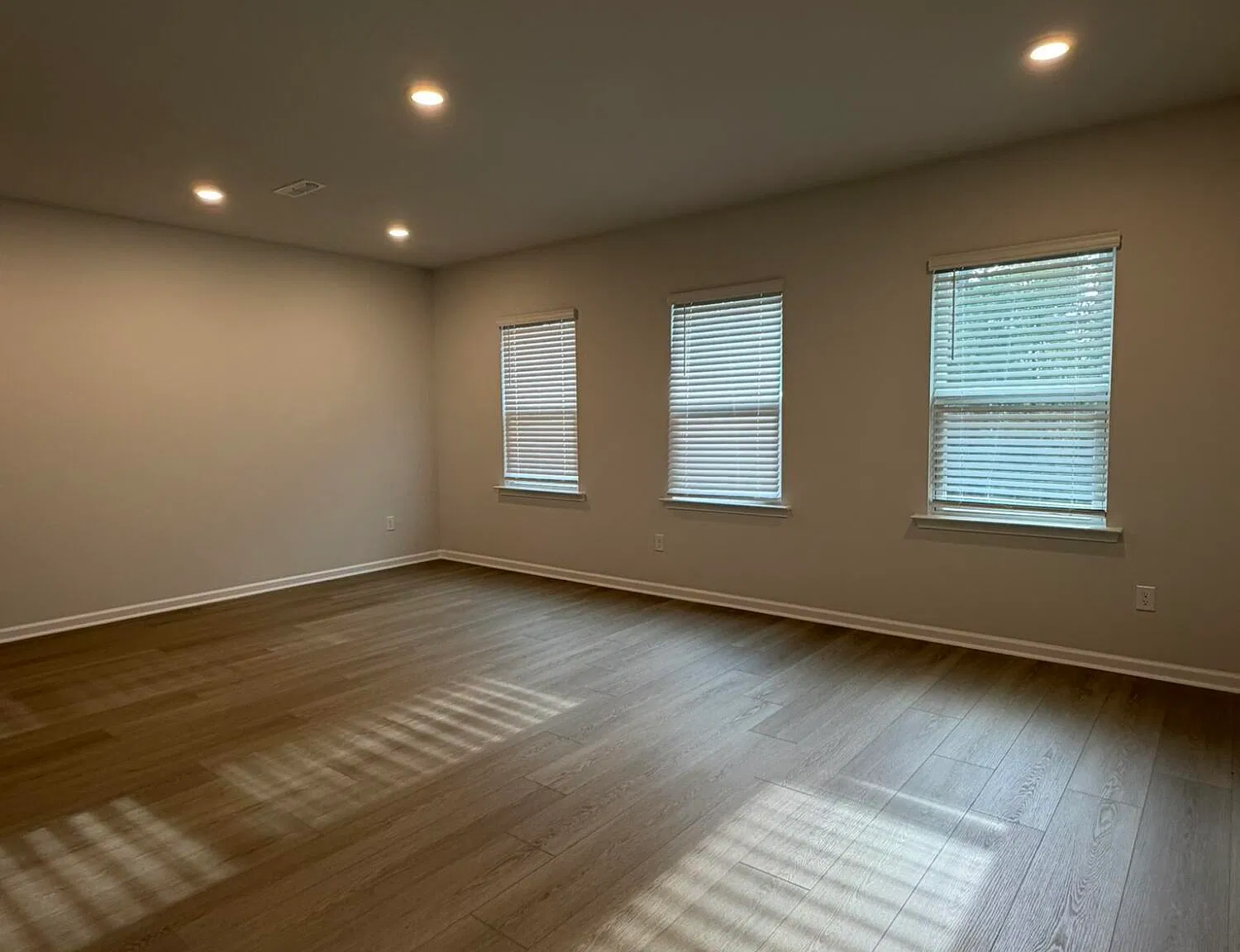 4 bed, 3.5 bath, 2100 sqft, $2,300 — Photo 4