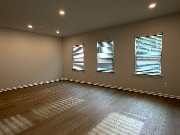 4th image of 1373 Hasse Ave