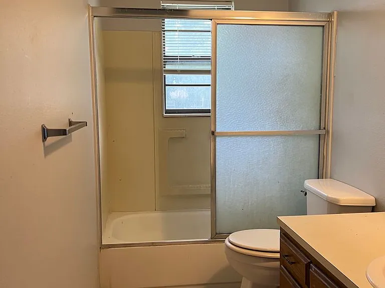 3329-3331 Hawthorn Dr — Photo 3