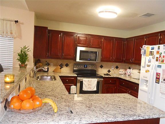5th image of 2233 Arbor Creek Dr
