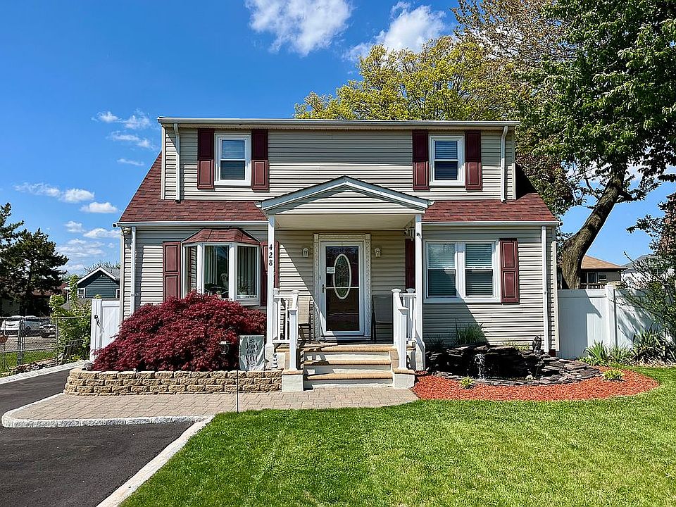 1st image of 428 Woodbine Ave