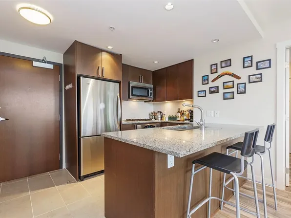 2978 Glen Dr #607, Coquitlam, BC V3B 0C3