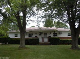 5919-5921 Applecrest Dr, Youngstown, OH 44512