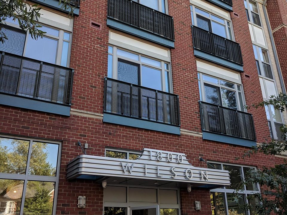 Welcome to 1800 Wilson in the heart of Rosslyn/Courthouse neighborhood.