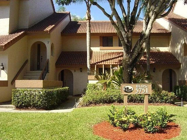 5751 Coach House Cir