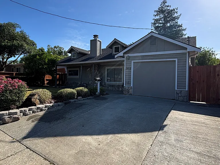2812 Glenside Dr — Photo 1