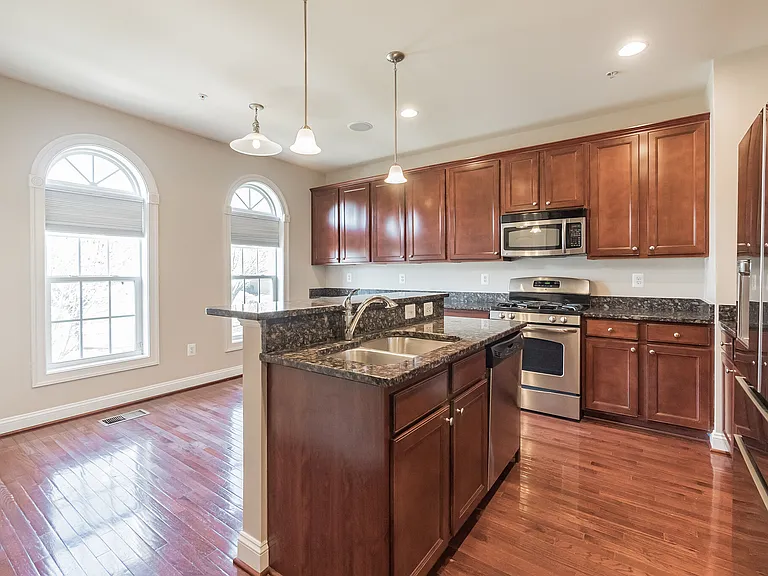 513 Girard St — Photo 3
