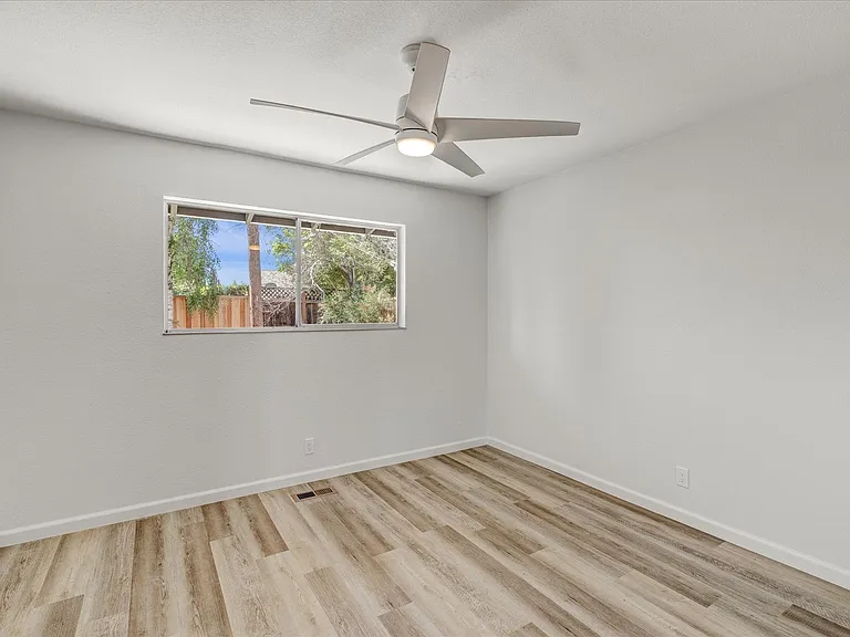 1204 Manchester Dr — Photo 18