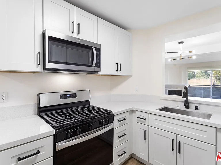 535 W 4th St #110 — Photo 54