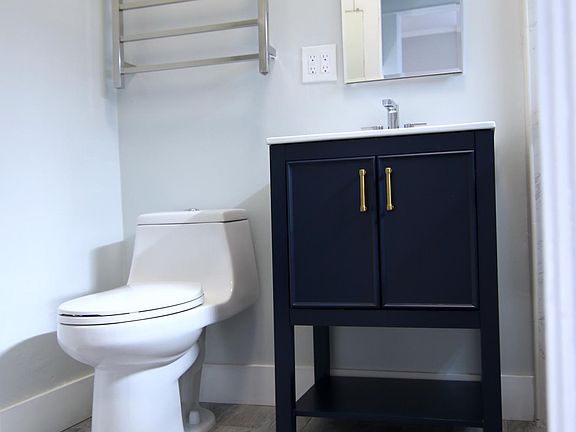 4th image of 55 Roswell Ave APT 3