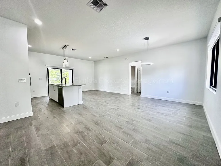 774 W 9th St — Photo 9