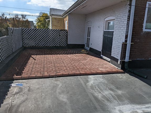 Large roof deck is secluded, but you can view Bardstown Road from here if look over the latticework.