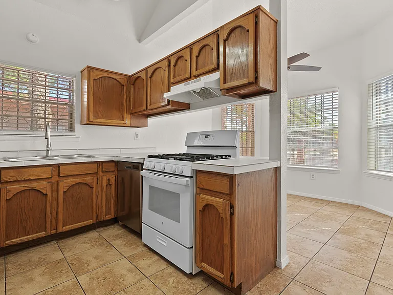 9321 Chantilly Dr — Photo 6