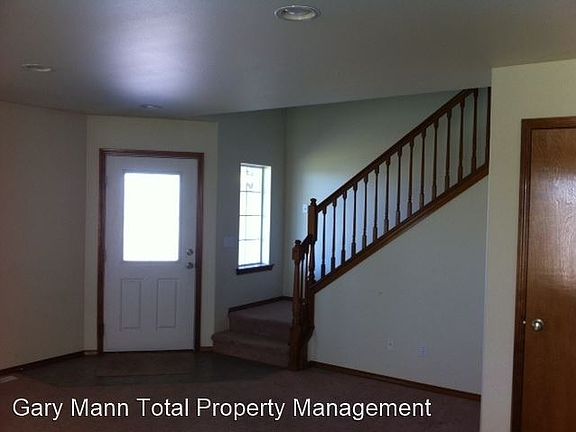 2nd image of 905 Camas Pl