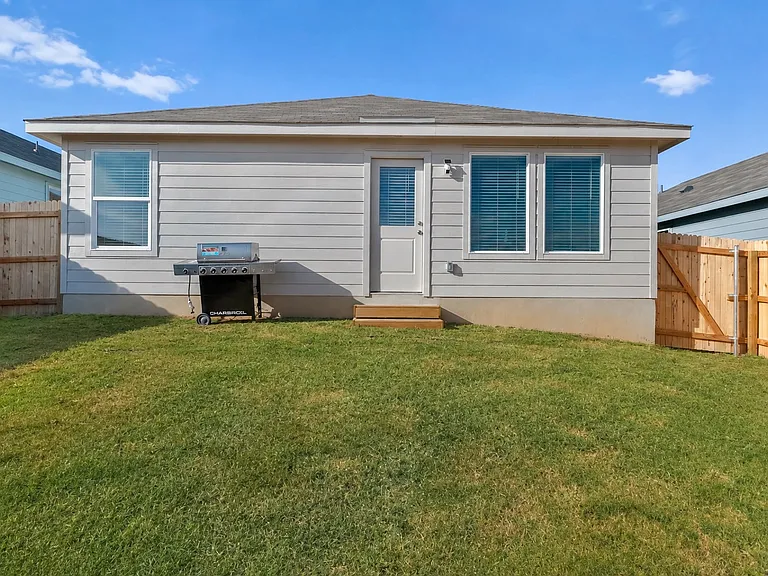 1527 Tiptop Mdw — Photo 25